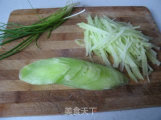 四步八分钟轻松搞定翠玉满盘--满口翠香莴笋的做法步骤：2