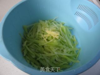 四步八分钟轻松搞定翠玉满盘--满口翠香莴笋的做法步骤：3