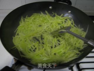 四步八分钟轻松搞定翠玉满盘--满口翠香莴笋的做法步骤：4