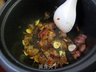 【电饭锅美食】蒜苔炒腊肉的做法步骤：4