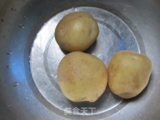土豆脊骨汤的做法步骤：1