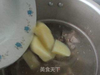 土豆脊骨汤的做法步骤：8