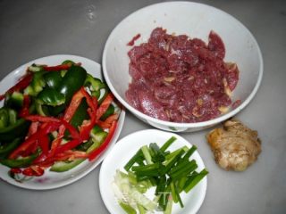彩椒炒牛肉的做法步骤：1