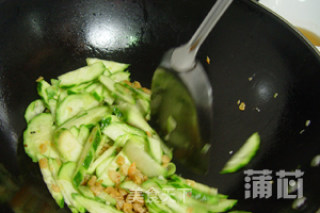 丝瓜虾米煎饼的做法步骤：2