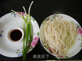 葱麻油拌面的做法步骤：1