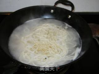 葱麻油拌面的做法步骤：2