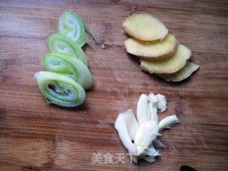 酸菜昂刺鱼的做法步骤：2