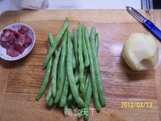 懒人做菜之——土豆烧豆角的做法步骤：1