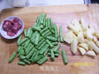 懒人做菜之——土豆烧豆角的做法步骤：2