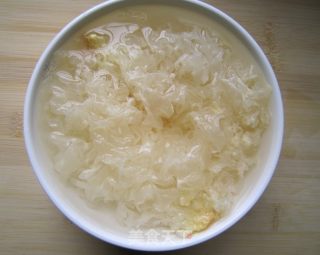 银耳雪梨羹的做法步骤：2