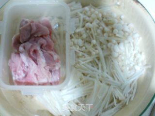 金针菇炒肉片的做法步骤：1