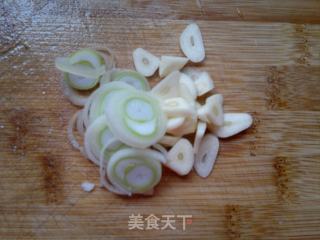 土豆炒红蘑的做法步骤：2