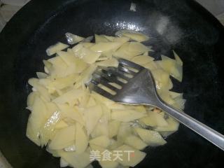 土豆炒红蘑的做法步骤：4