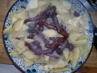 土豆炒红蘑的做法步骤：6