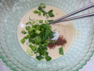 鸡蛋葱花饼的做法步骤：2