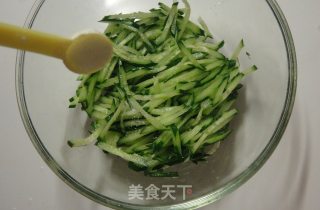 鸡蛋拌黄瓜的做法步骤：2