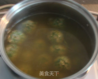 荠菜丸子煲菌汤的做法步骤：2