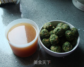 荠菜丸子煲菌汤的做法步骤：4