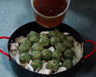 荠菜丸子煲菌汤的做法步骤：8