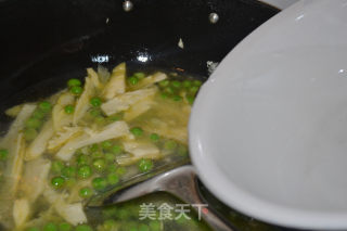 竹笋豌豆蛋花汤的做法步骤：5
