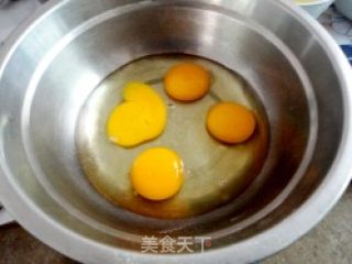 电饭锅做出健康蛋糕---黄金海绵蛋糕的做法步骤：2