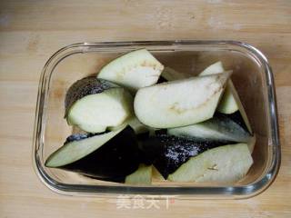 【电饼铛】铁板茄子的做法步骤：1