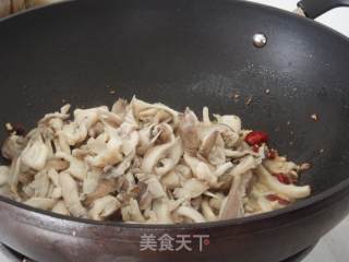 干煸平菇的做法步骤：6