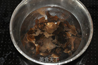 清爽的花菜炒肉片的做法步骤：1