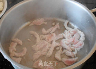 清爽的花菜炒肉片的做法步骤：2