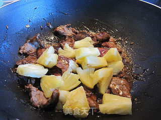 九层塔菠萝炒牛肉的做法步骤：4