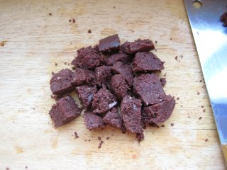 润肠排毒减脂—豆腐木耳烩猪血的做法步骤：2