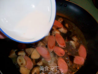 双菇炒鱼肉肠的做法步骤：7