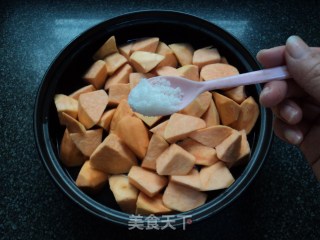 【塔吉锅】---焖红薯的做法步骤：3