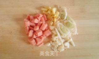 青豆火腿烩肉的做法步骤：2