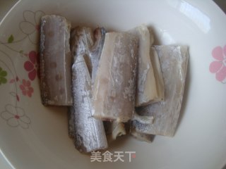 酥炸带鱼的做法步骤：1