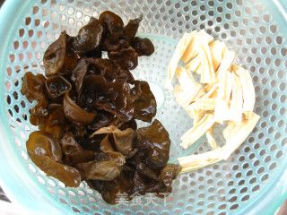 木耳腐竹拌菠菜的做法步骤：1