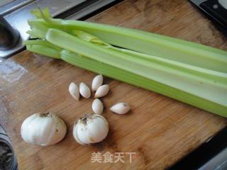西芹百合的做法步骤：1