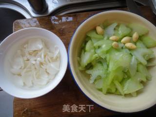 西芹百合的做法步骤：2