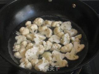 香肠炒花菜的做法步骤：2