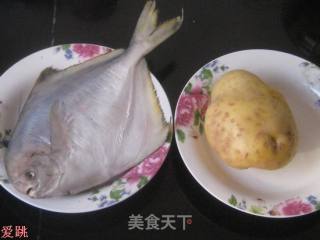 土豆烤鲳鱼的做法步骤：1
