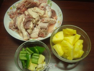 菠萝炒鸭的做法步骤：1