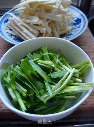 韭菜头炒冬笋的做法步骤：4