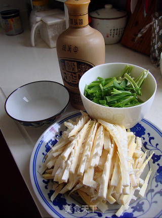 韭菜头炒冬笋的做法步骤：5