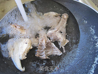 鸡骨芥菜汤的做法步骤：2