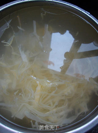 广西酸笋炒酱油肉的做法步骤：1