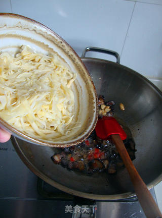 广西酸笋炒酱油肉的做法步骤：10