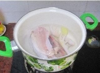 无花果香菇炖鸡汤的做法步骤：2