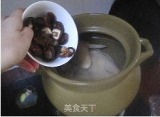 无花果香菇炖鸡汤的做法步骤：5