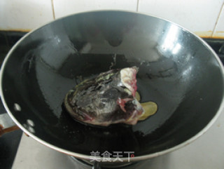 鲶鱼头汤的做法步骤：3