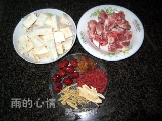葛根炖猪脊骨的做法步骤：2